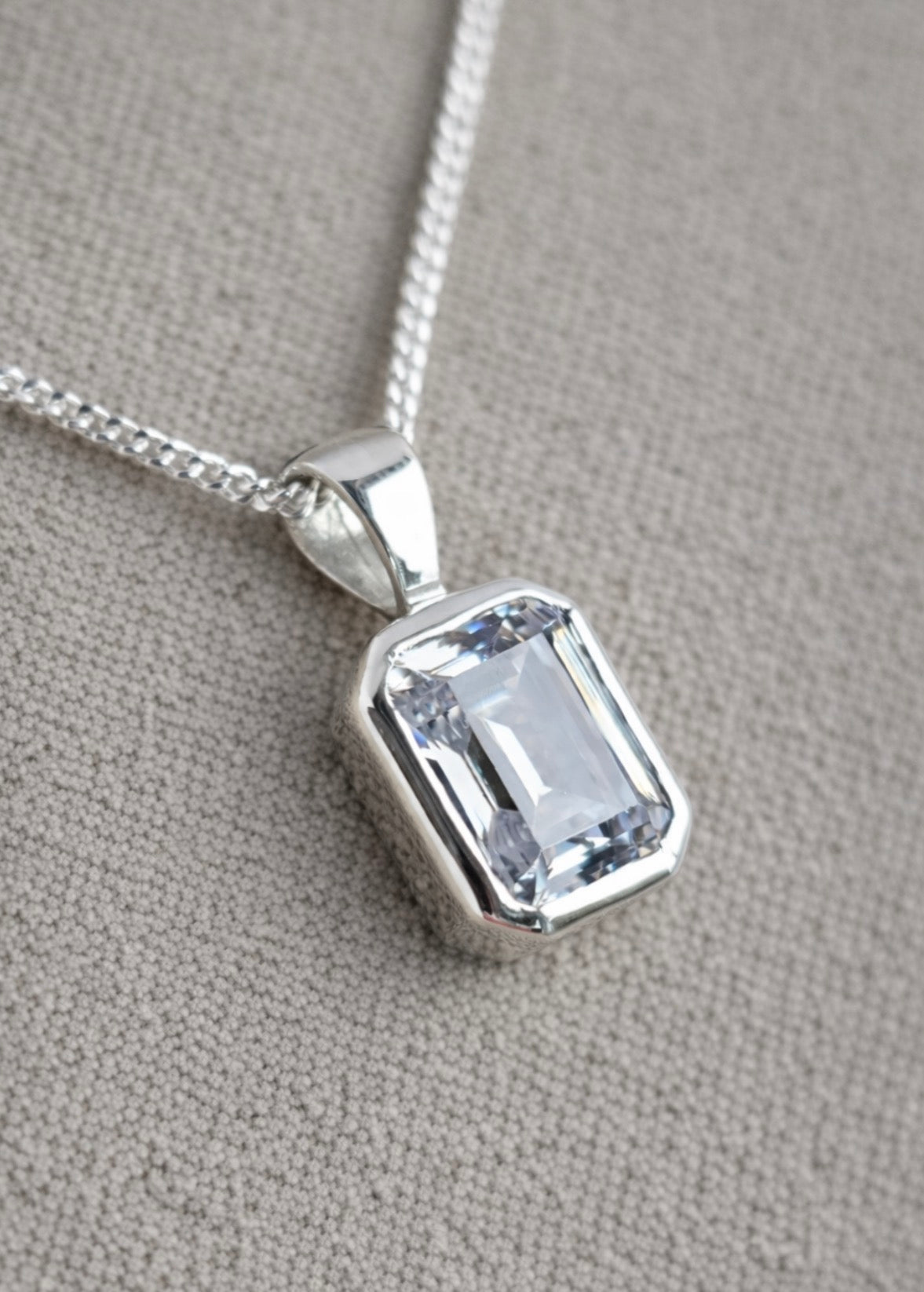 Emerald Secretly Pendant