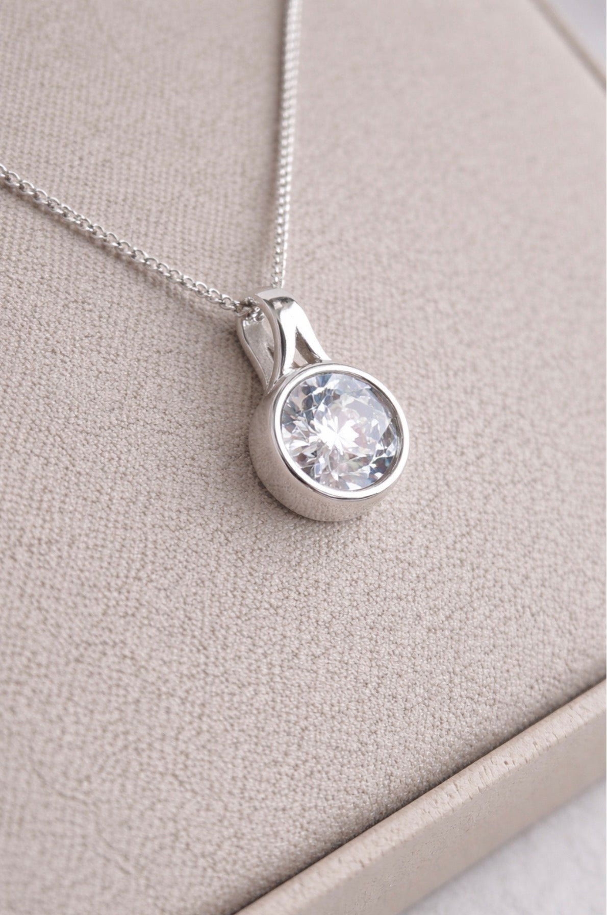 Round Secretly Pendant